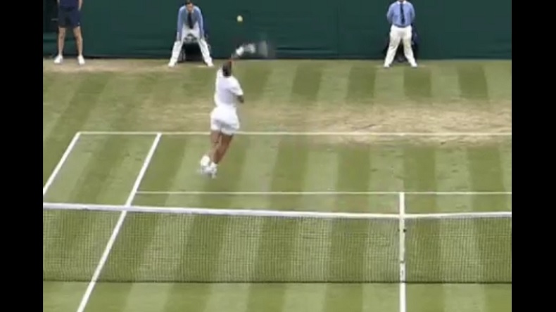 Rafa Nadal improvise un smash à 180° contre Tsonga à Wimbledon.
