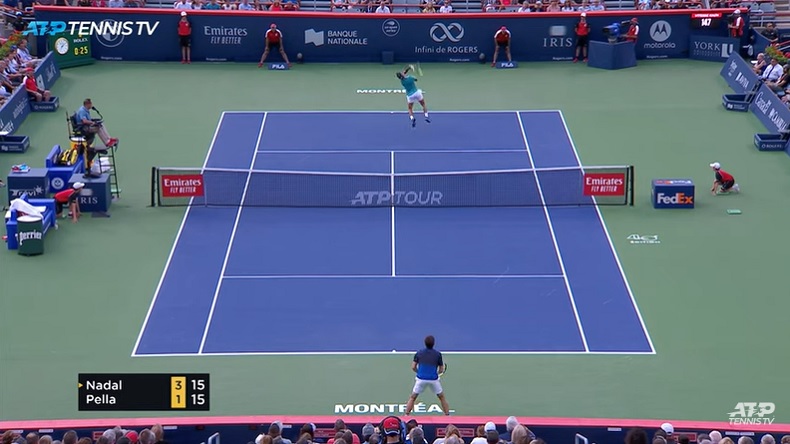 Rafa Nadal est un monstre sur les smashs dos au filet.