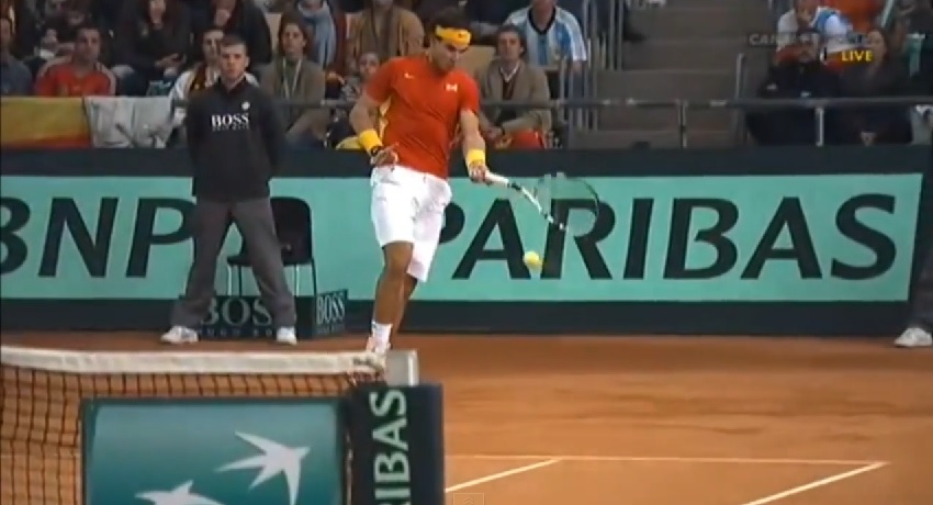 Un banana shot fabuleux de Rafael Nadal en finale de la Coupe Davis 2011.