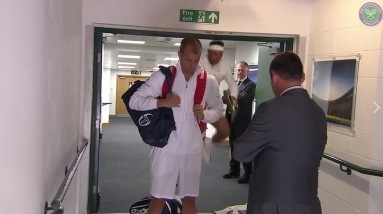 Rafael Nadal se cogne la tête en sautant juste avant de rentrer sur le court à Wimbledon. Rafael Nadal se cogne la tête en sautant juste avant de rentrer sur le court à Wimbledon.