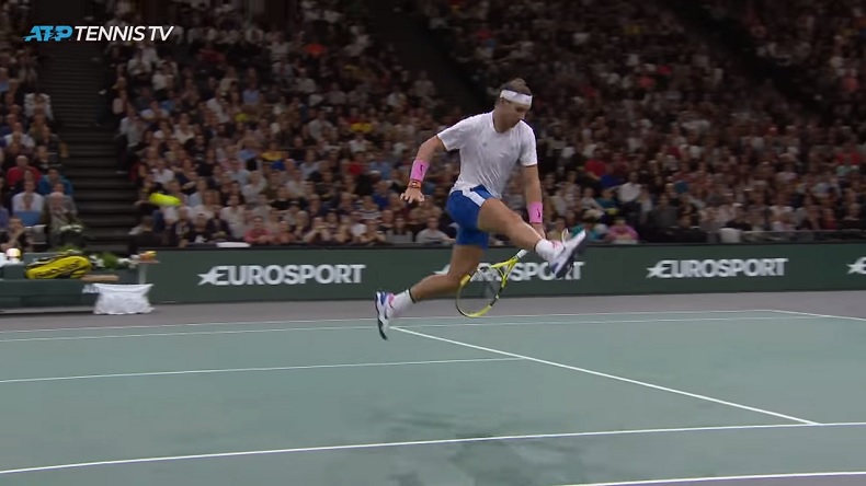 La belle improvisation de Rafael Nadal avec ce tweener contre Tsonga à Bercy.