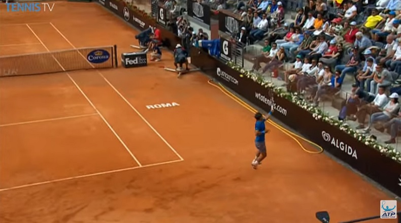 Le smash de revers gagnant du fond du court de Rafa Nadal. Le smash de revers gagnant du fond du court de Rafa Nadal.