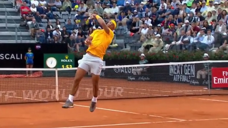 Rafa Nadal fait un smash dos au filet hallucinant en finale du tournoi de Rome 2018