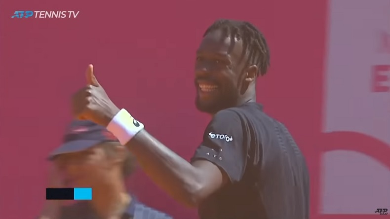 Monfils rigole après avoir pris un ace totalement insolite contre Reilly Opelka à Estoril.