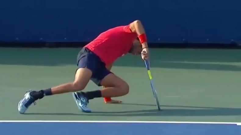 Le service au corps violent de Reilly Opelka sur balle de match.