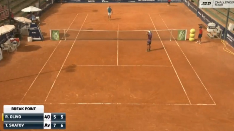 Renzo Olivo explose une vitre après sa défaite au Challenger de Pérouse 2021.