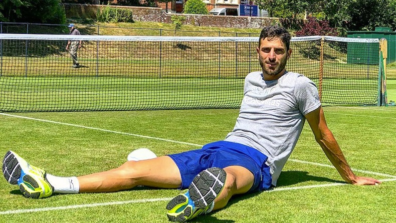 Le mec qui "chille" sur le gazon, c'est Robert Farah. (Credit Photo :.kienyke.com)