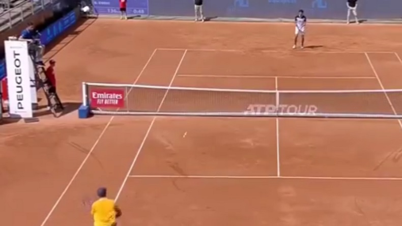 Robin Haase gagne un point après un service à la cuillère au tournoi de Budapest 2019.