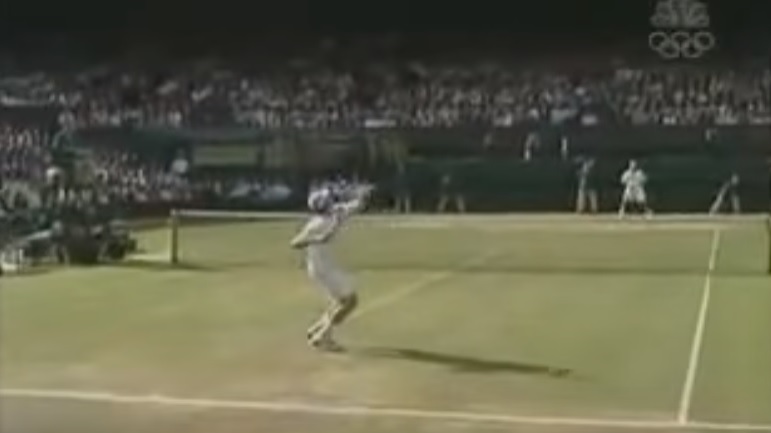 Andy Roddick envoie un smash monumental contre Roger Federer en finale de Wimbledon 2004. Le plus rapide de l'histoire du tennis ? Peut-être. Andy Roddick envoie un smash monumental contre Roger Federer en finale de Wimbledon 2004. Le plus rapide de l'histoire du tennis ? Peut-être.