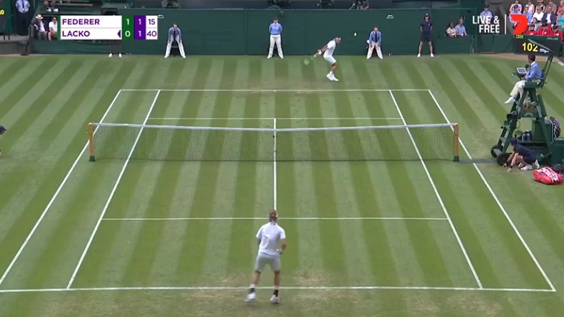 Roger Federer cloue sur place Lukas Lacko avec cette amortie. Roger Federer cloue sur place Lukas Lacko avec cette amortie.