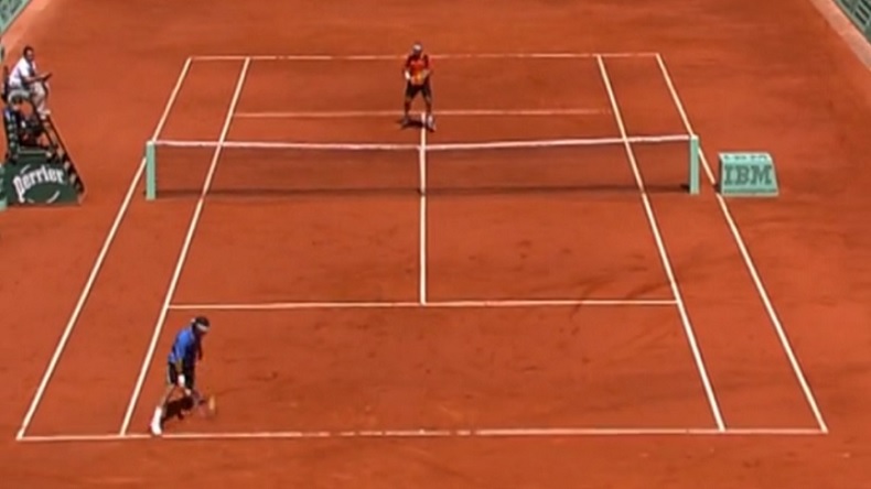 Le coup de squash de Roger Federer pour passer David Nalbandian à Roland-Garros en 2006. Le coup de squash de Roger Federer pour passer David Nalbandian à Roland Garros en 2006.