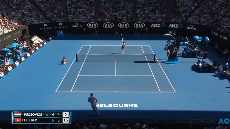Roger Federer va réussir à gagner ce point insolite contre Marton Fucsovics à l'Open d'Australie. Roger Federer va réussir à gagner ce point insolite contre Marton Fucsovics à l'Open d'Australie.
