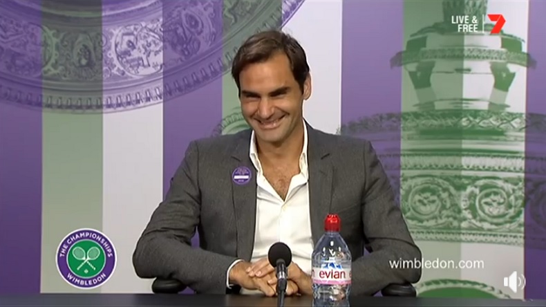 Roger Federer, tout sourire, après une remarque amusante d'une journaliste à Wimbledon. Roger Federer, tout sourire, après une remarque amusante d'une journaliste à Wimbledon.