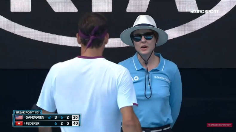 Quand une juge de ligne balance Roger Federer à l'arbitre pour un juron.