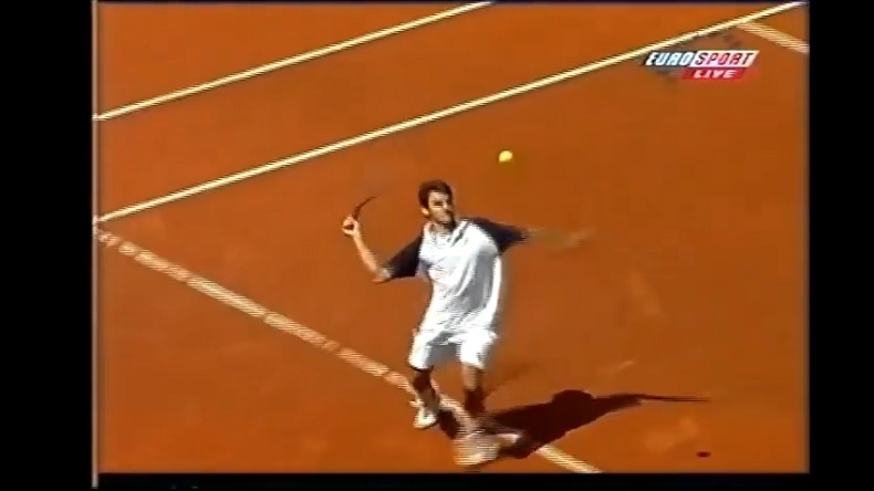 Federer premier point de légende Le premier point de légende de Roger Federer en Grand Chelem.