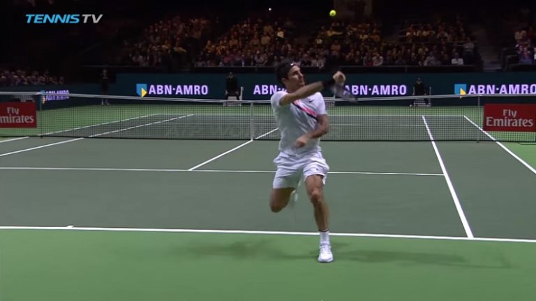 Roger Federer régale avec un smash dos au filet (Rotterdam 2018)
