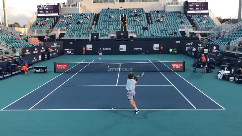 Des points du match Rublev - Hurkacz filmés à hauteur du court, à Miami.