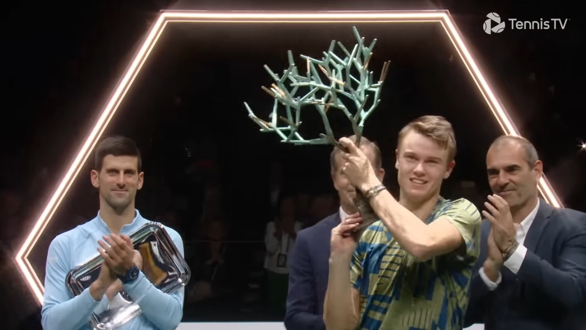 Holger Rune remporte son premier Masters 1000, à 19 ans, en battant Novak Djokovic en finale du Rolex Paris Masters 2022.