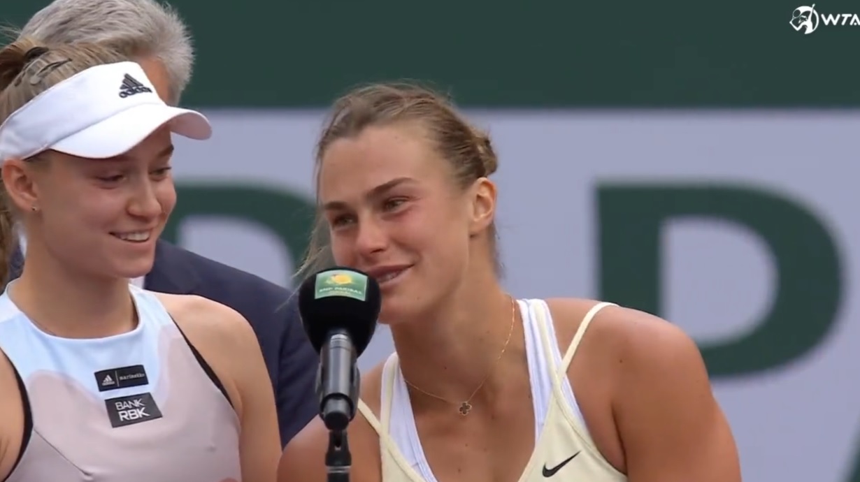 Le moment amusant entre Elena Rybakina et Aryna Sabalenka lors de la cérémonie du WTA 1000 d'Indian Wells 2023.