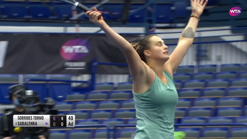 Aryna Sabalenka, après avoir enfin gagné un jeu contre Sorribes Tormo. La Biélorusse va en gagner 11 autres à la suite pour réaliser un énorme come-back.