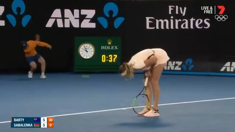 Les cirs d'Aryna Sabalenka ont fini par faire fissurer le public de la Rod Laver Arena à l'Open d'Australie. Les cirs d'Aryna Sabalenka ont fini par faire fissurer le public de la Rod Laver Arena à l'Open d'Australie.