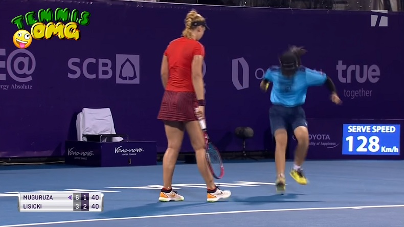 Cette ramasseuse de balles a choqué Sabine Lisicki en écrasant un insecte à l'Open de Thaïlande 2019.