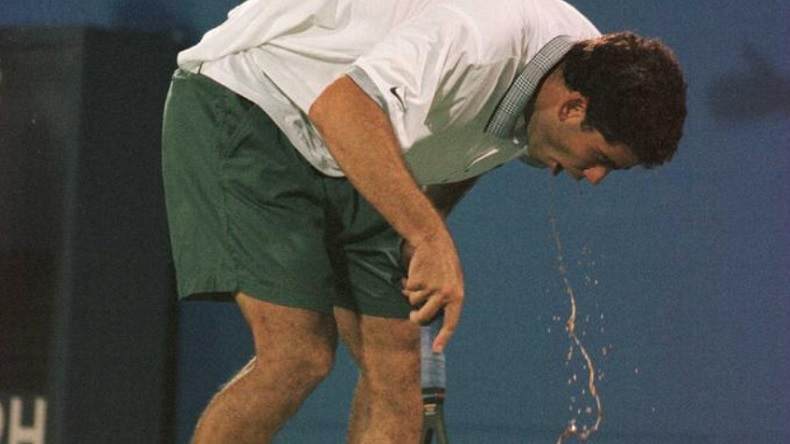 Pete Sampras, malade, est allé au bout de lui-même contre Alex Corretja en quarts de finale de l'US Open 1996. (Getty Images) Pete Sampras, malade, est allé au bout de lui-même contre Alex Corretja en quarts de finale de l'US Open 1996. (Getty Images)