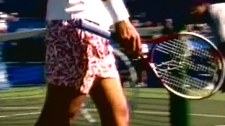 La balle de Pete Sampras a fait un trou dans la raquette de Patrick Rafter ! La balle de Pete Sampras a fait un trou dans la raquette de Patrick Rafter !