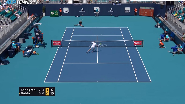 Tennys Sandgren tire un pasing gagnant dans une position peu académique contre Alexander Bublik à Miami.