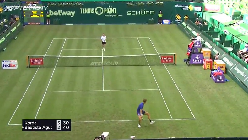 Un petit bijou de Sebastian Korda avec un tweener lob parfait contre Roberto Bautista Agut à Halle.