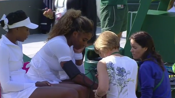 Totalement désorientée, Serena Williams a été contrainte à l'abandon au deuxième tour du double femmes de Wimbledon 2014.