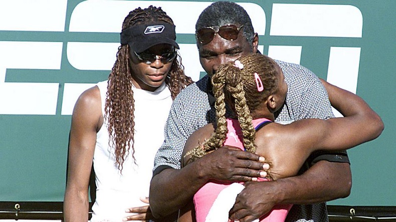 Serena Williams prend son père dans les bras après sa finale en 2001 au tournoi d'Indian Wells. Après un boycott de 14 ans, elle fera son retour dans le désert californien. (Getty Images) Serena Williams prend son père dans les bras après sa finale en 2001 au tournoi d'Indian Wells. Après un boycott de 14 ans, elle fera son retour dans le désert californien. (Getty Images)