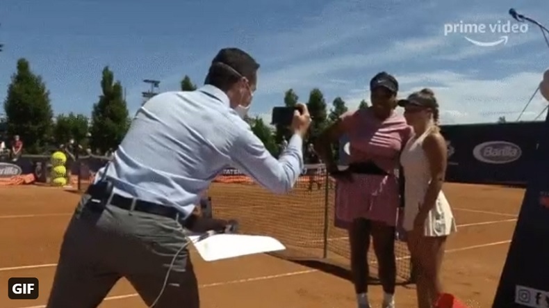 La photo souvenir de la jeune Lisa Pigato après sa défaite contre Serena Williams à Parme.