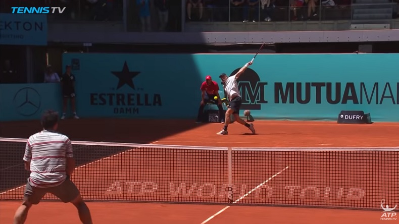 Shapovalov a encore bombardé en revers à Madrid Shapovalov a encore bombardé en revers à Madrid