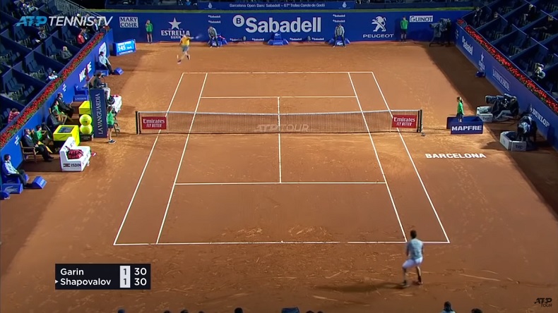 Denis Shapovalov vend du rêve avec un revers sauté à une main monstrueux au tournoi de Barcelone 2019.