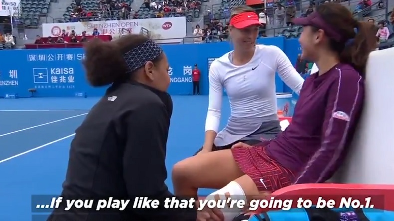 Maria Sharapova vient complimenter et réconforter Wang Xinyu après son abandon à Shenzhen.