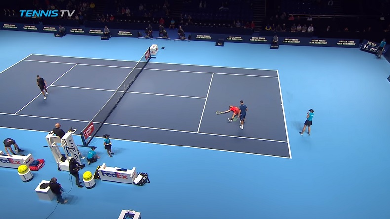 Légèrement heurté par une ramasseuse, Jack Sock simule la blessure au Masters 2018 de double.