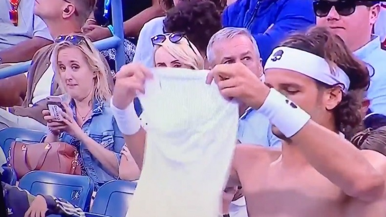Une spectatrice ne perd pas une miette quand Feliciano Lopez change son t-shirt à l'US Open 2019.