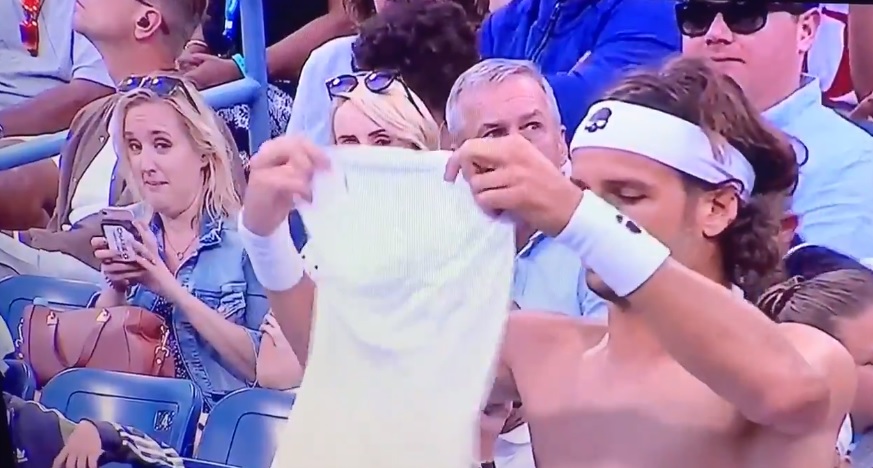 Une spectatrice ne perd pas une miette quand Feliciano Lopez change son t-shirt à l'US Open 2019.