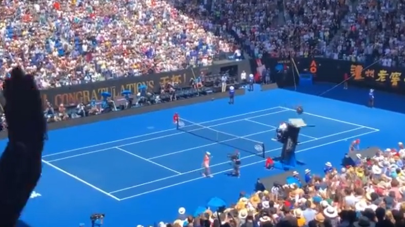 La spidercam manque de décapiter l'arbitre après la victoire d'Ashleigh Barty en huitièmes de finale à l'Open d'Australie 2019.