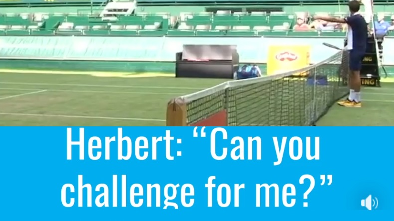 Pierre-Hugues Herbert demande à Stakhovsky s'il peut utiliser un Challenge pour lui et l'Ukrainien va accepter.