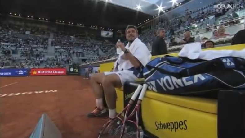 En toute décontraction, Stanislas Wawrinka taquine l'arbitre français Damien Dumusois, à 5-4 dans le troisième set, en demi-finales du Masters 1000 de Madrid 2013. En toute décontraction, Stanislas Wawrinka taquine l'arbitre français Damien Dumusois, à 5-4 dans le troisième set, en demi-finales du Masters 1000 de Madrid 2013.
