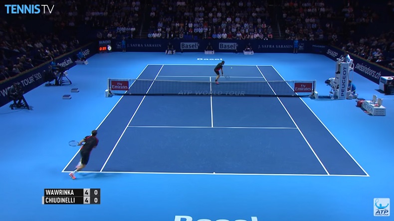 Stan Wawrinka conclut ce point par une demi-volée injouable.