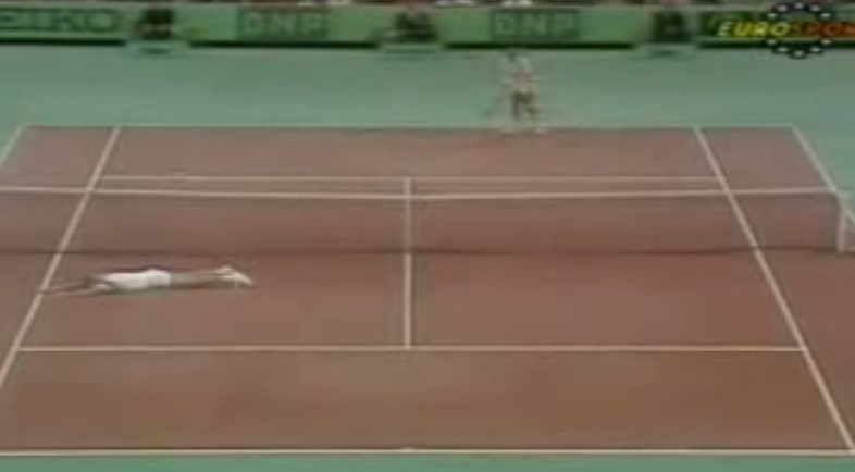Stefan Edberg remporte un des plus beaux points de l'histoire du tennis contre Aaron Krickstein au Masters de Paris-Bercy 1989.