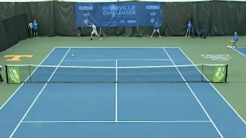 Stefan Kozlov continue le point en chaussette avec sa chaussure au milieu du court au Challenger de Knoxville 2022.
