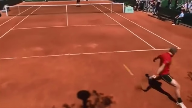 Ce trick shot de Steve Darcis à Roland en 2011 est parfait.
