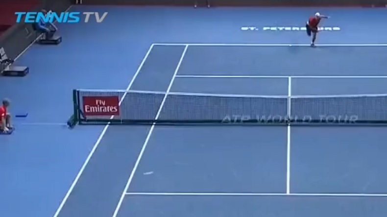 Jan-Lennard Struff réalise un jeu parfait en claquant quatre aces contre Rublev à Saint-Pétersbourg.