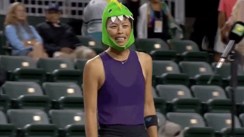 Su-Wei Hsieh et sa tête de dragon au tournoi d'Indian Wells 2021.