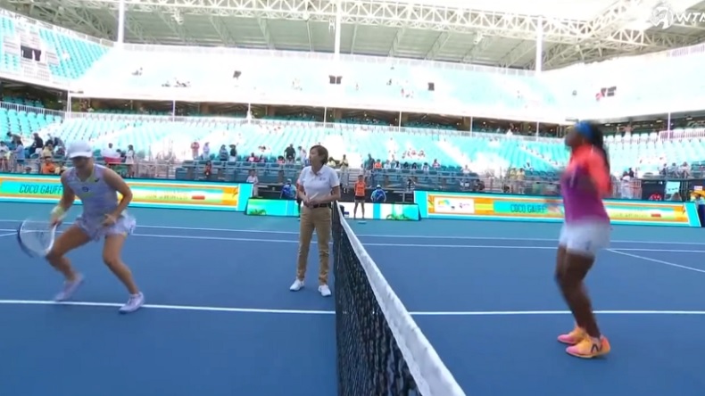 Les piles électriques Iga Swiatek et Coco Gauff lors du toss au tournoi de Miami 2022.