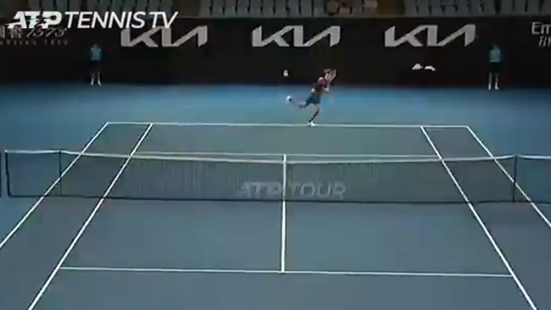 Le service inversé de Taylor Fritz à Melbourne.